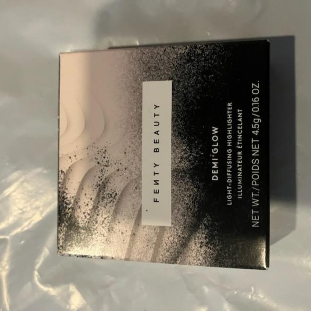 Fenty Beauty DemiGlow Highlighter - Light Silver